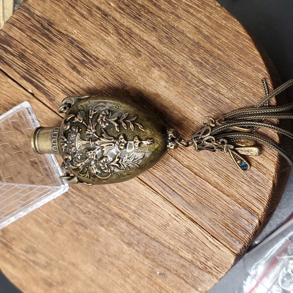 P208 ROMANTIC Vintage Filigree Bottle Pendant Necklace, Unique and Pretty no lid - Picture 1 of 4